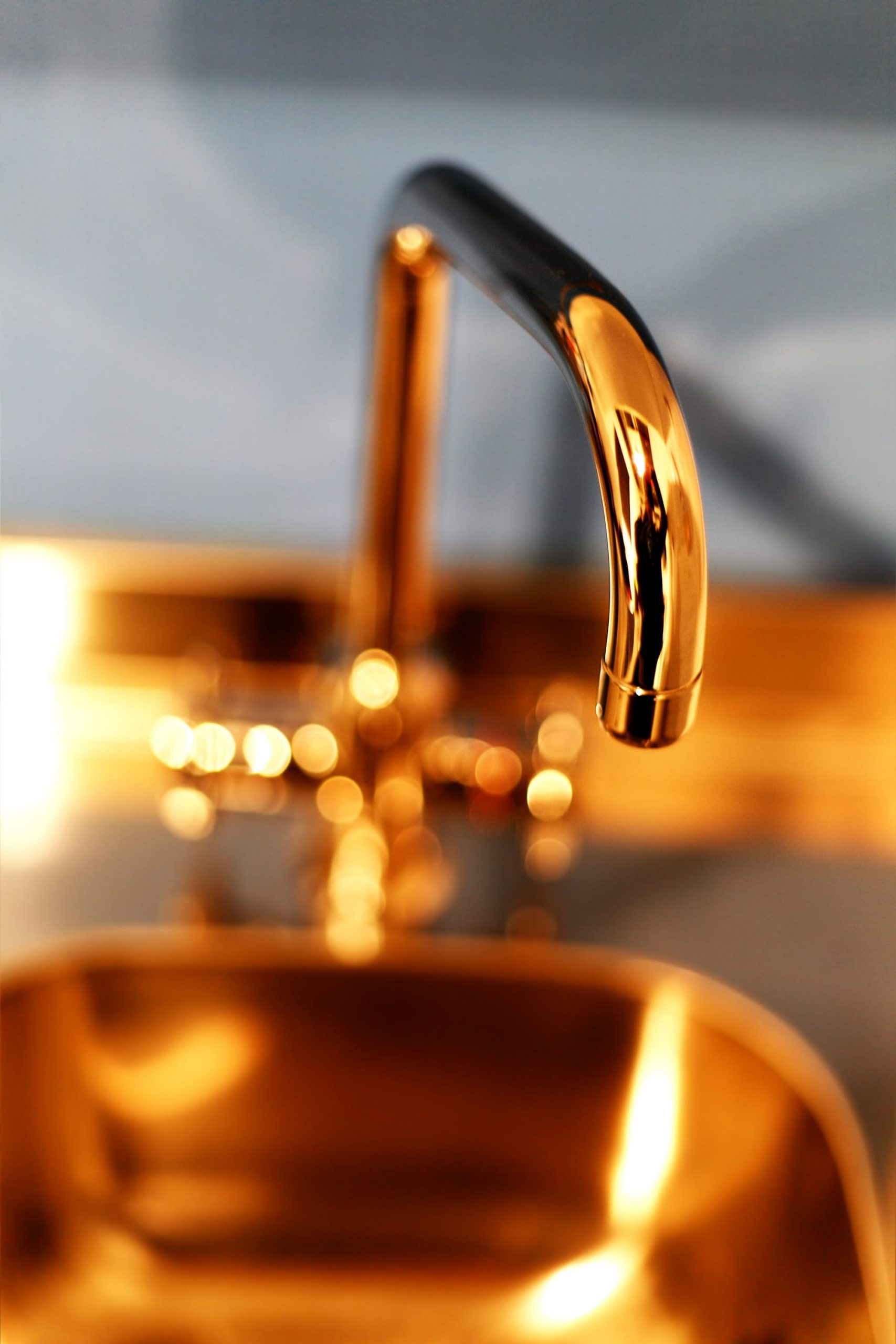 Torneira dourada com Monocomando de bica baixa que pode ser utilizado em banheiro ou lavabo