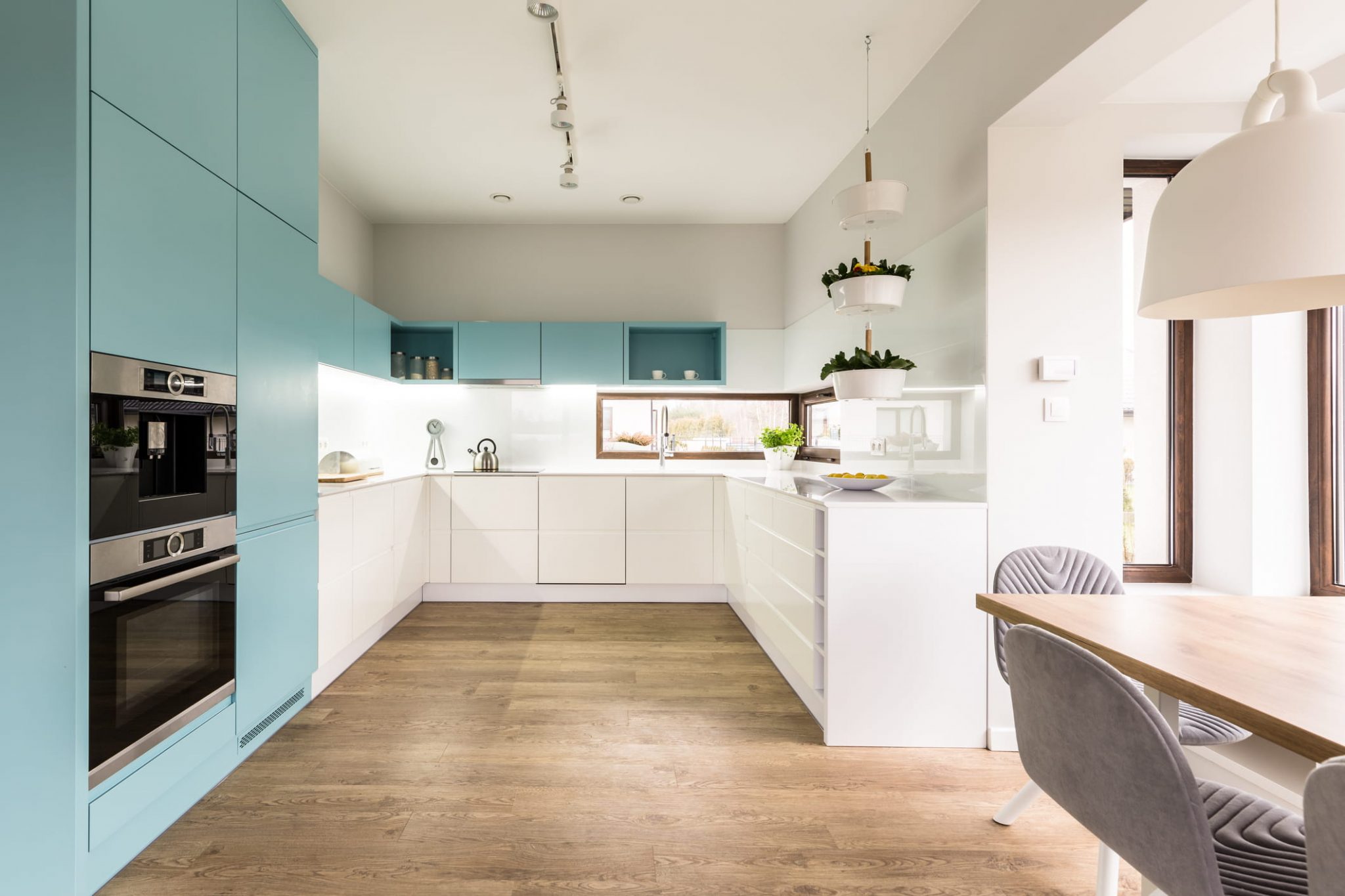 foto de cozinha clara com piso retificado