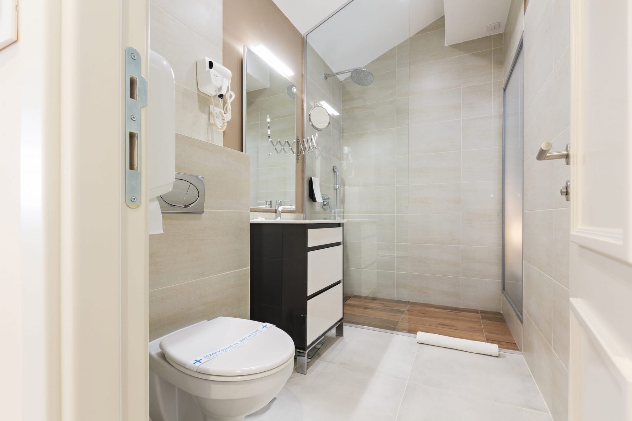 foto de banheiro com elementos claros e piso marrom
