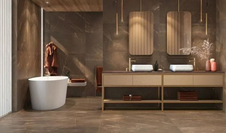 foto de banheiro com banheira, pia e armario em cores escuras e piso acetinado marrom