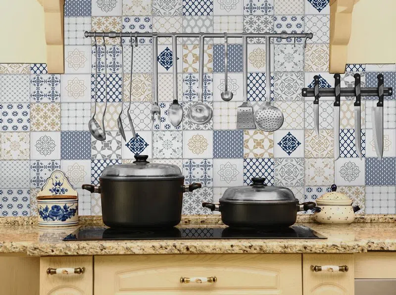 Cozinha revestida com azulejo patchwork azul