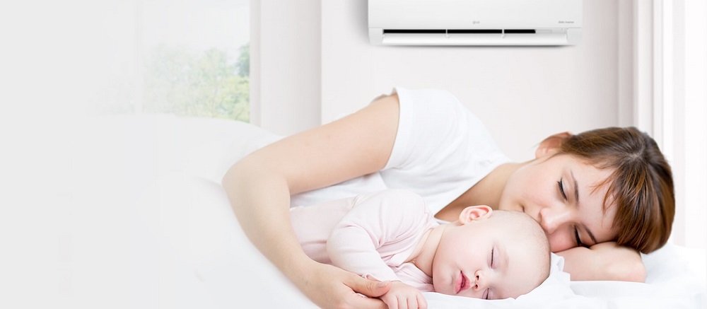mulher e bebê dormindo com o ar-condicionado silencioso