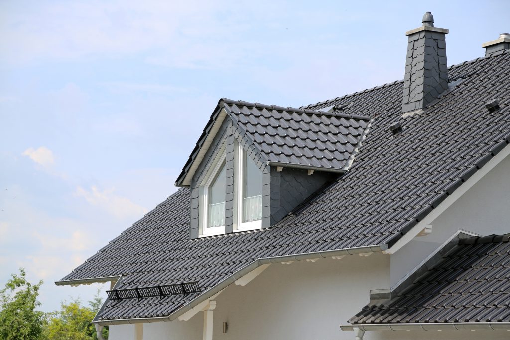 Casa com telhado colonial na cor cinza