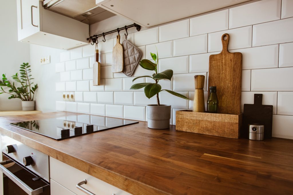 Imagem de cozinha com parede de azulejo branco