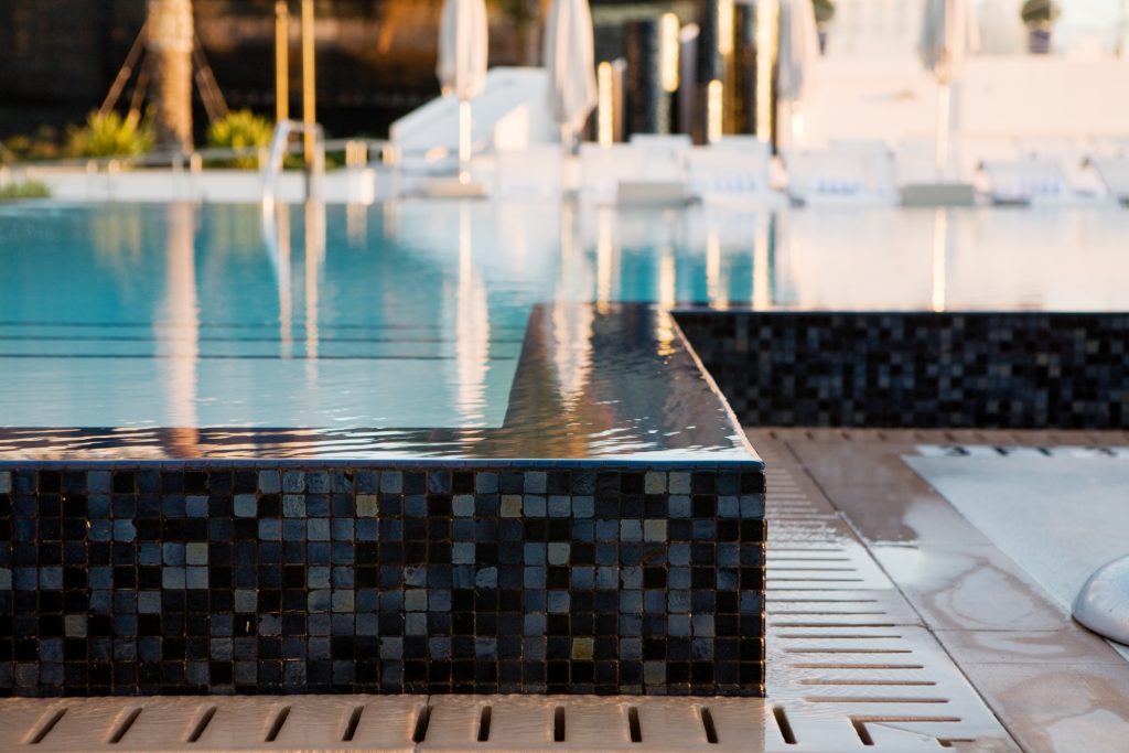 Pastilhas cerâmicas quadrada aplicada na borda de uma piscina