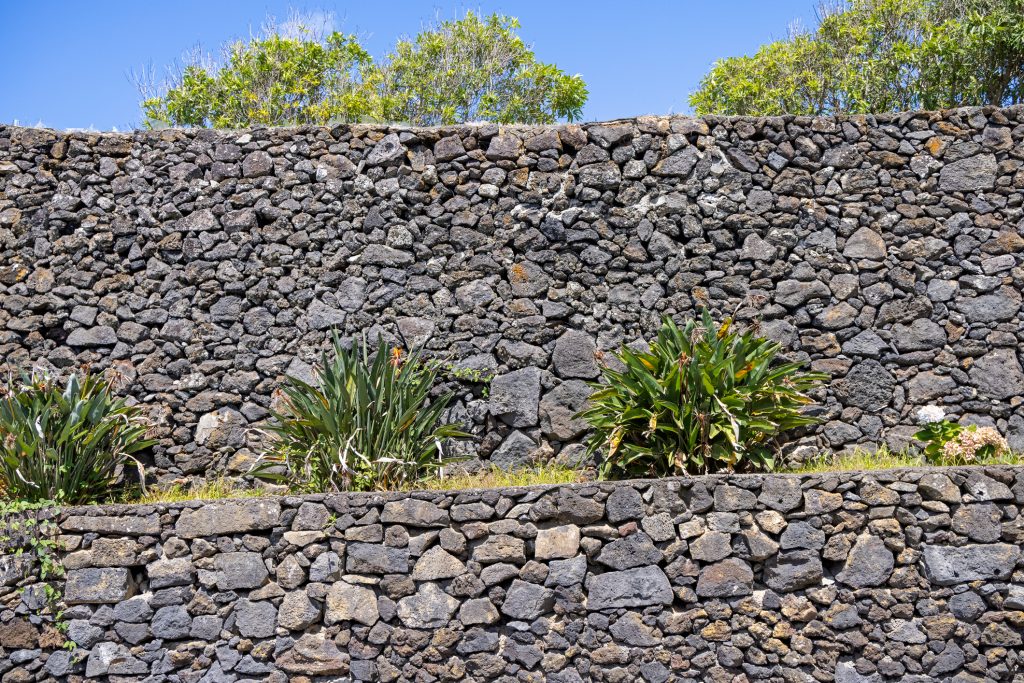 muro revestido com pedra portuguesa