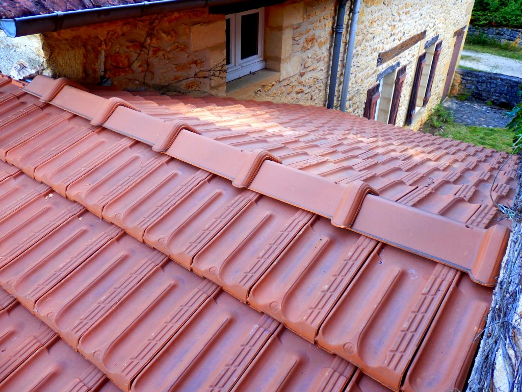 Visão superior de um telhado com telhas francesas