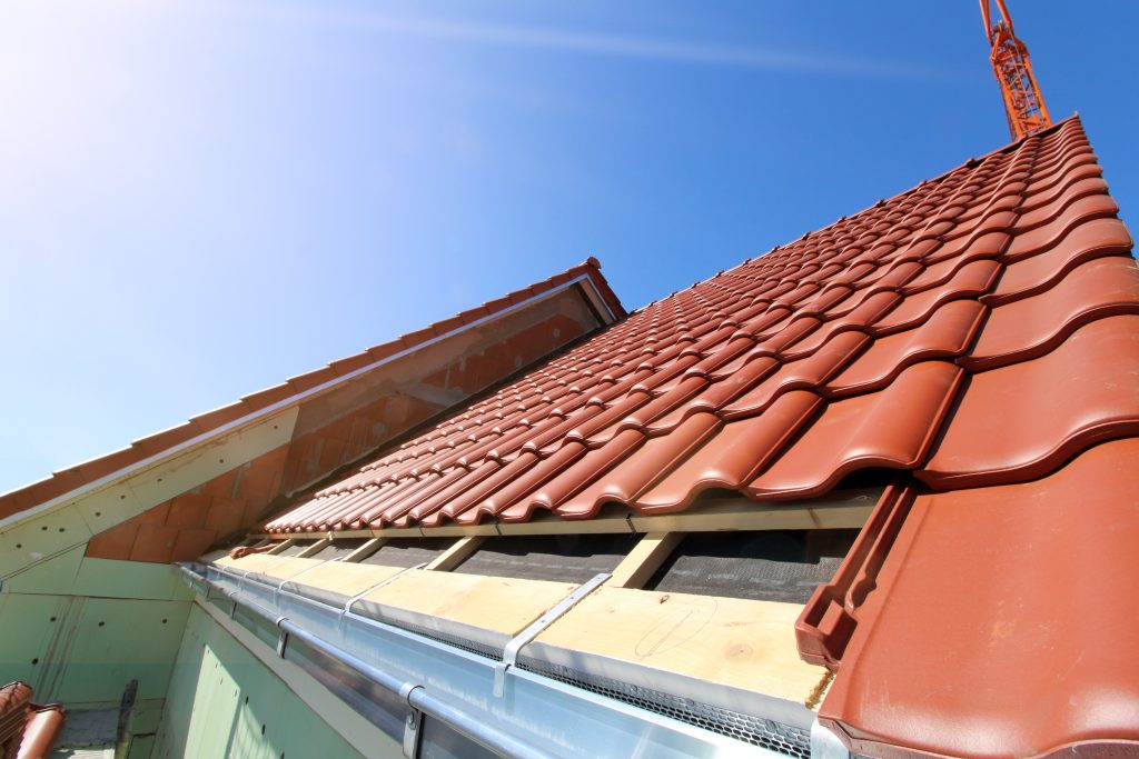 Telhas francesas aplicadas em um telhado em V