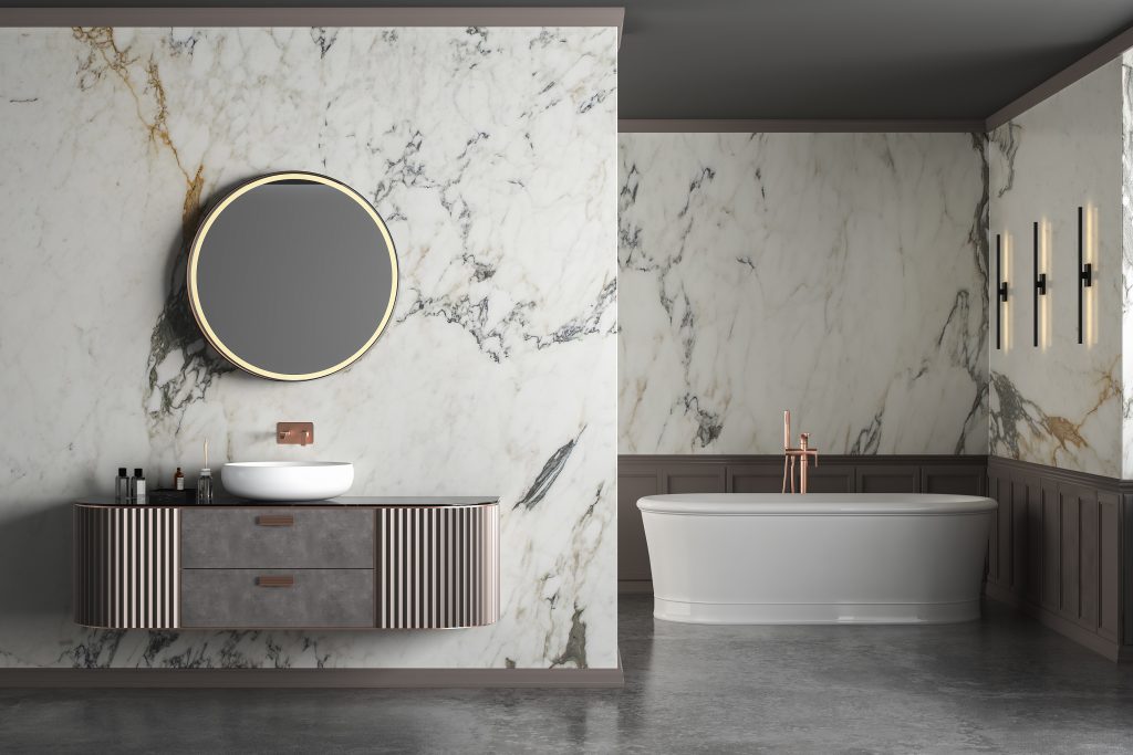 Banheiro com revestimento em papel de parede em formato de granito