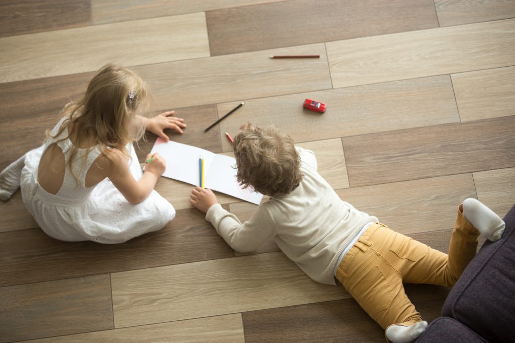 Crianças brincando em um piso com paginação de cor clara e escura