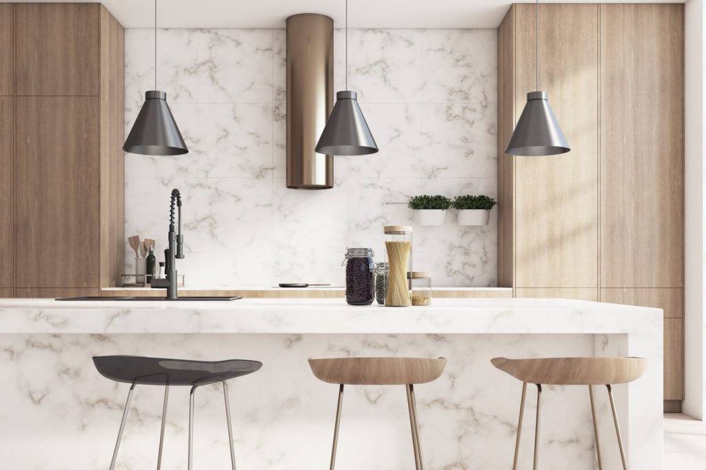 balcão de cozinha com revestimento branco marmorizado