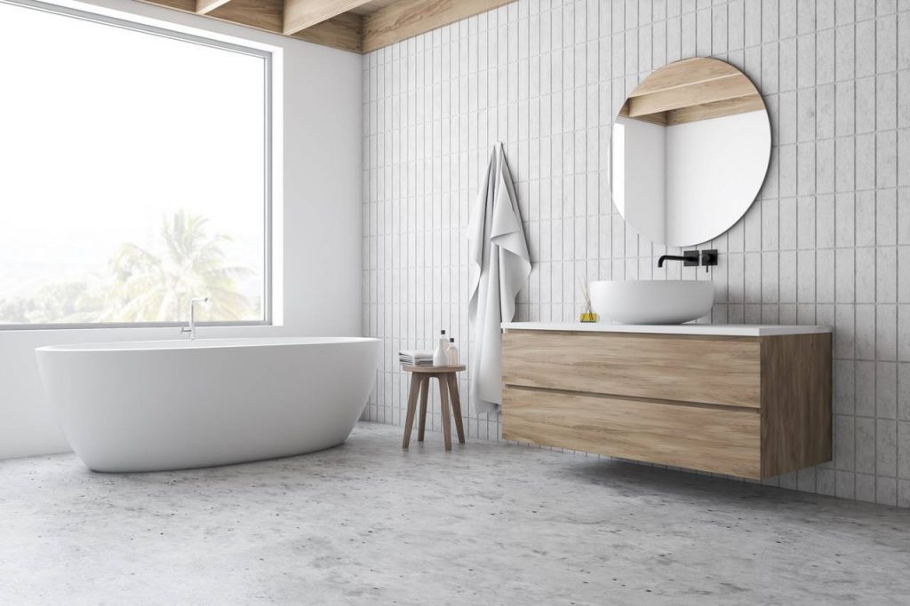 Banheiro minimalista com janelas grandes e tons em branco
