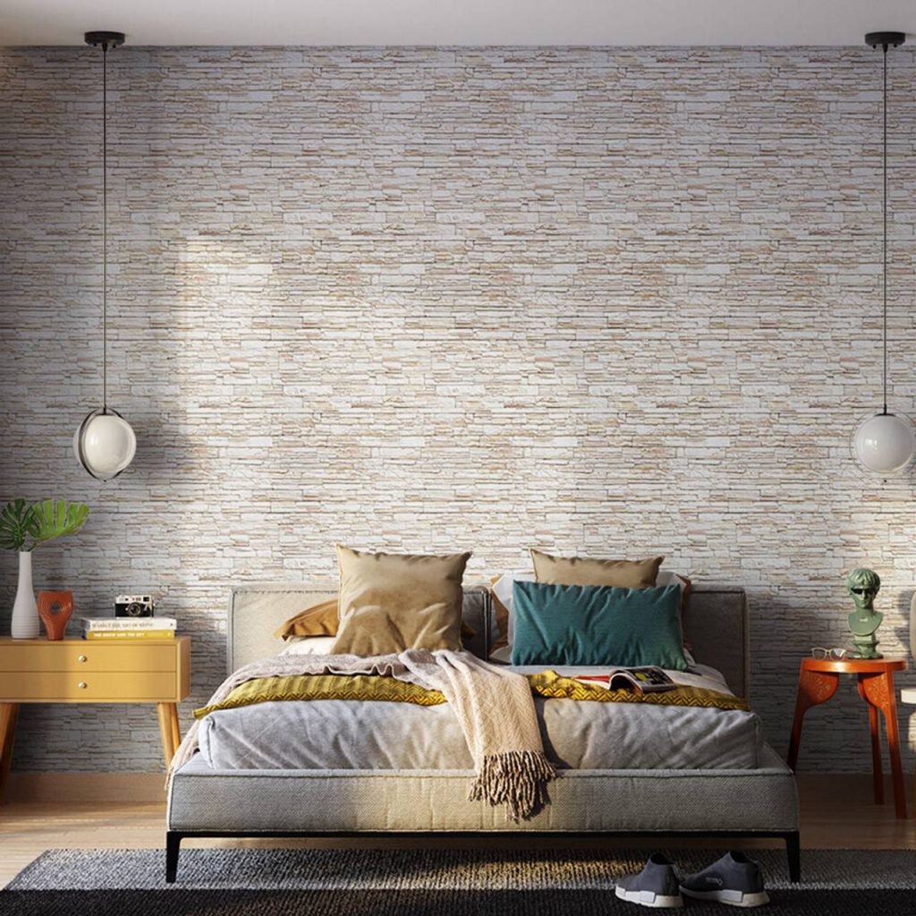 Quarto de casal com uma cama e parede decorada com papel de parede é uma boa opção de decoração de apartamento alugado