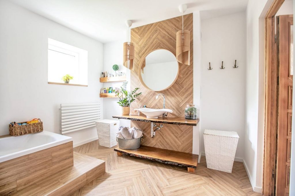 Banheiro com tons em madeira