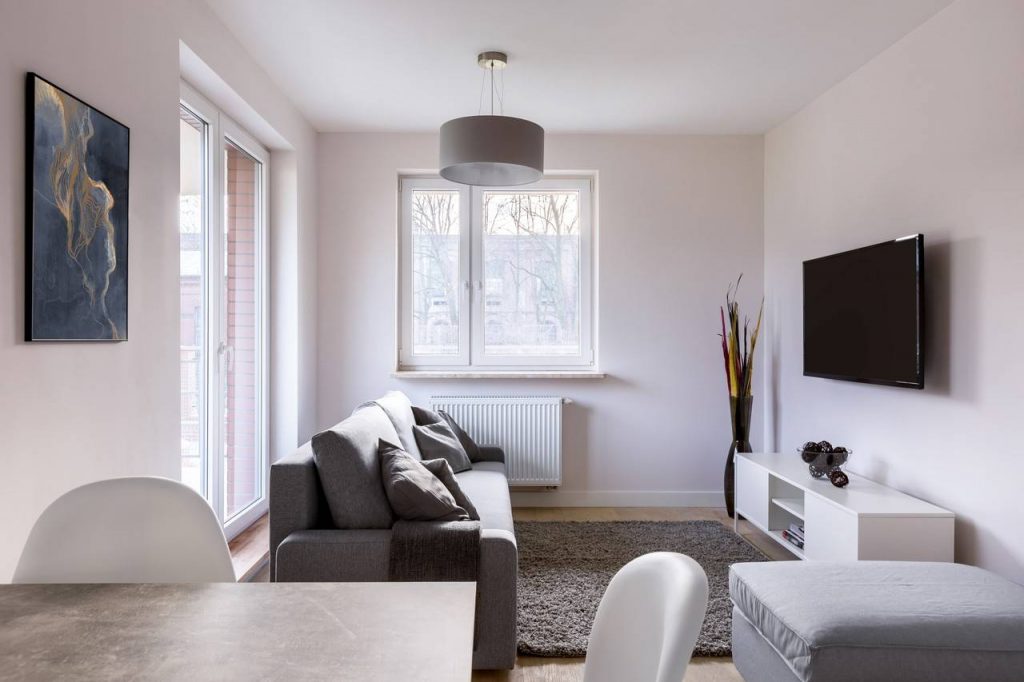 Sala de estar com sofá utilizando decoração minimalista