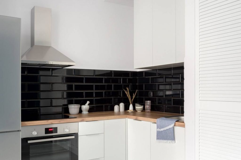 Cozinha planejada com cores branca e preta