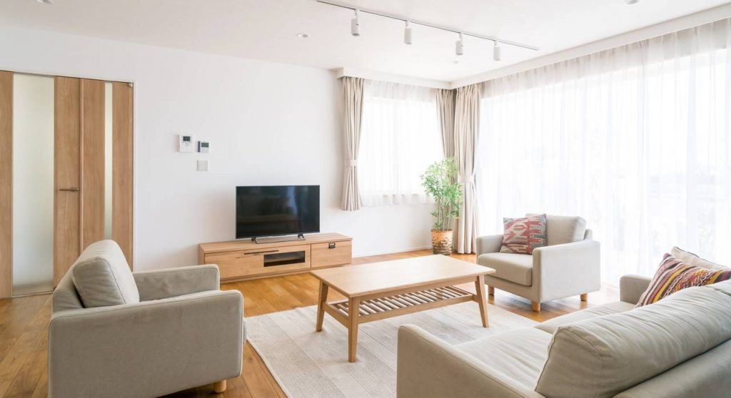 Sala de estar com sofá e tv com decoração clássica