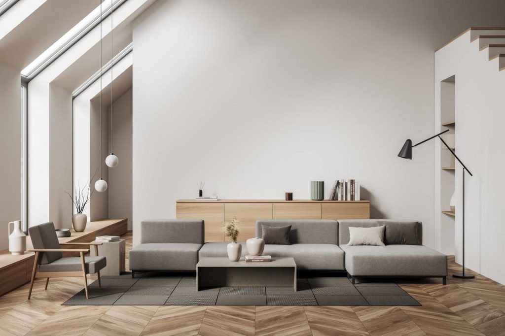 Uma das ideias para pintar as paredes é a sala de estar com paredes em tons neutros com sofá e tapetes
