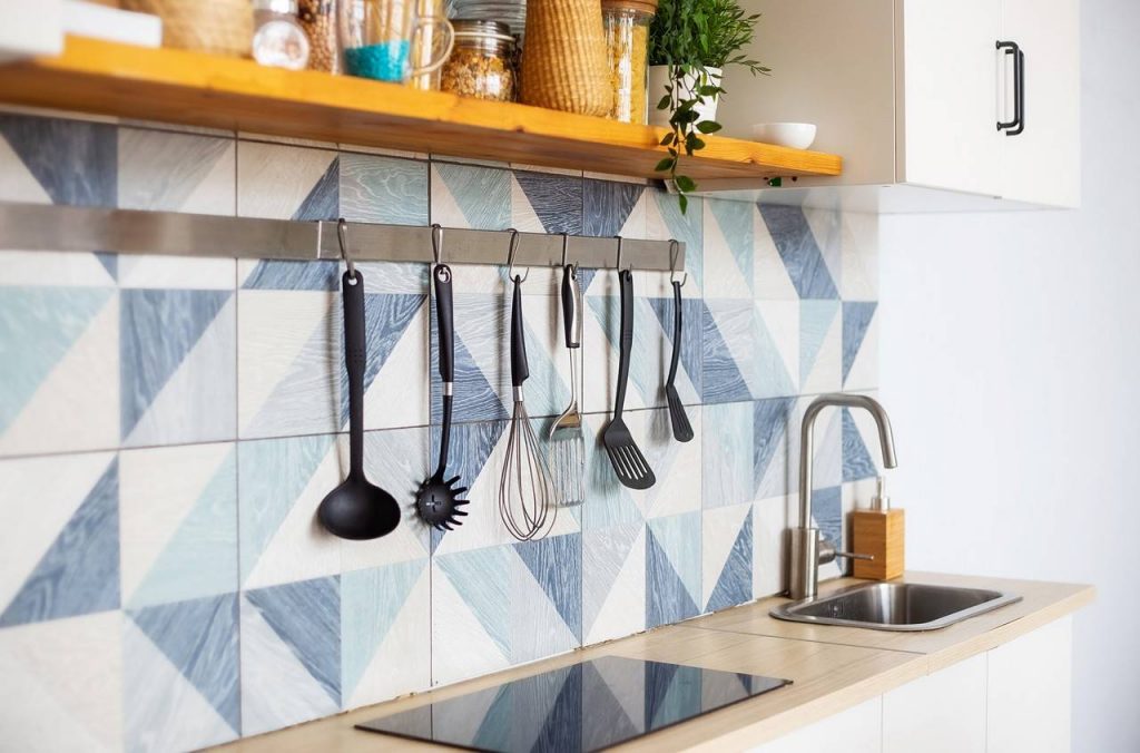 Cozinha com utensílios pendurados na parede