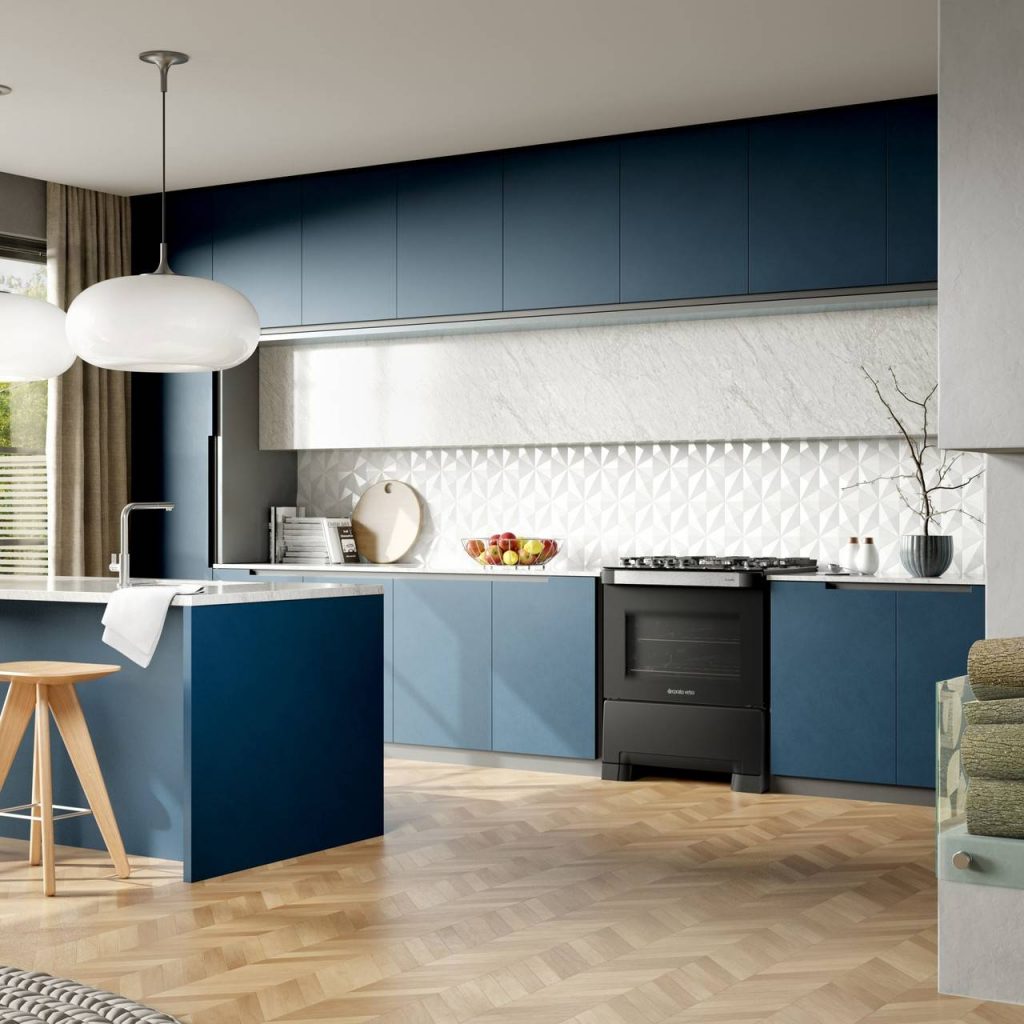 Cozinha planejada em tom azul com fogão preto