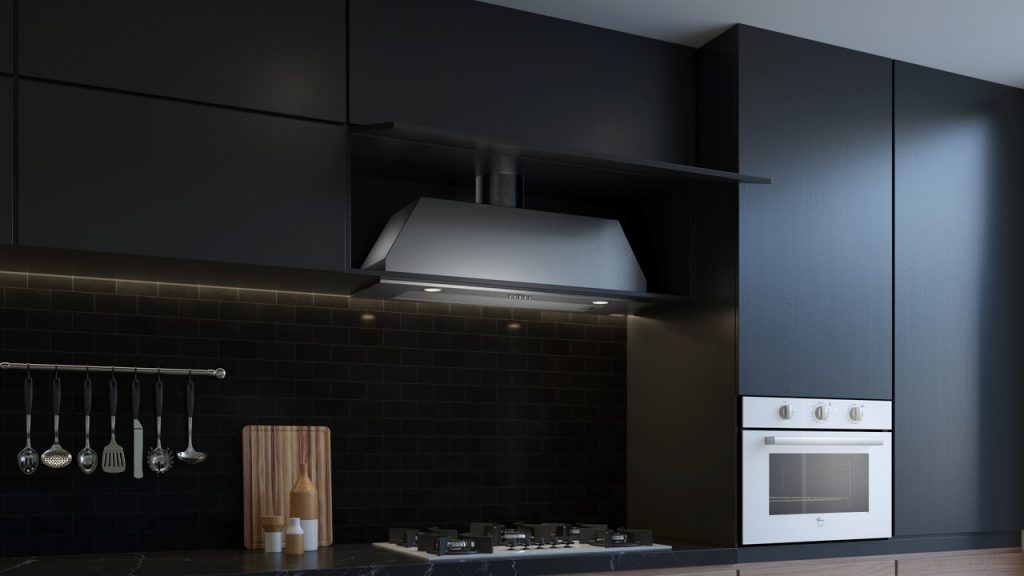 Cozinha escura com coifa e micro-ondas e cooktop
