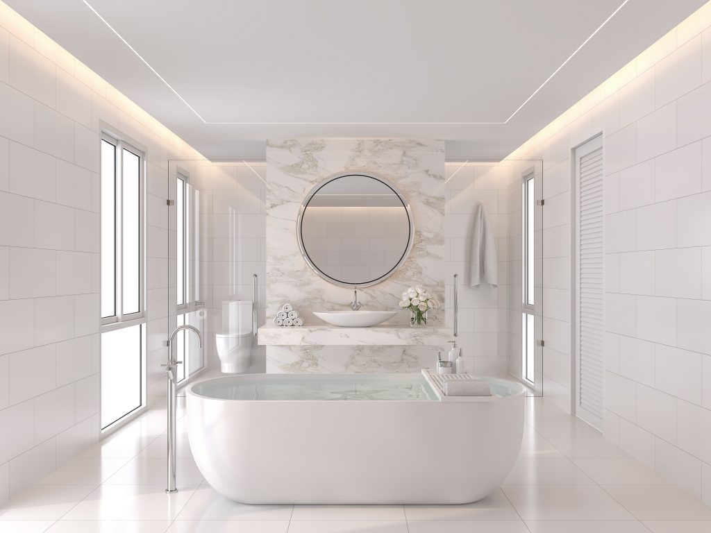 Banheiro com revestimento em porcelanato na coloração branca