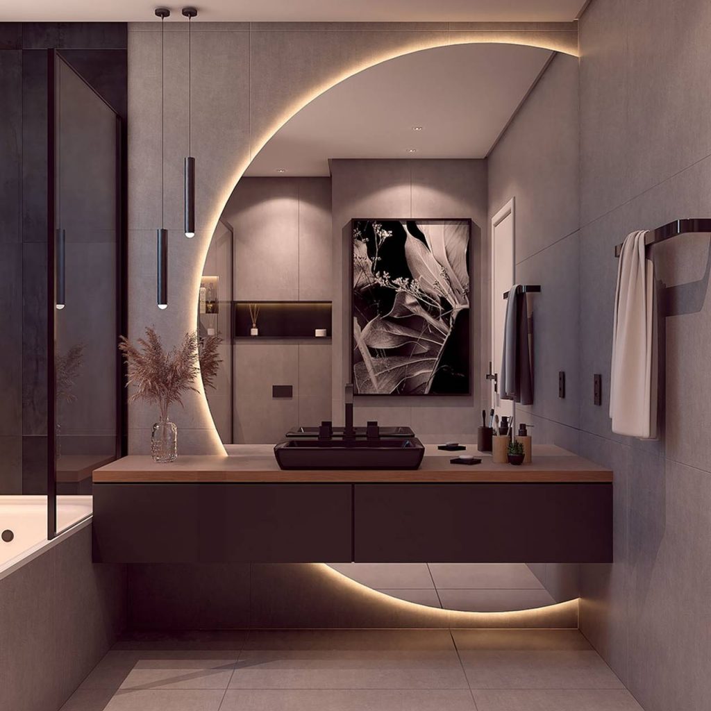Banheiro com iluminação no espelho e em luminárias