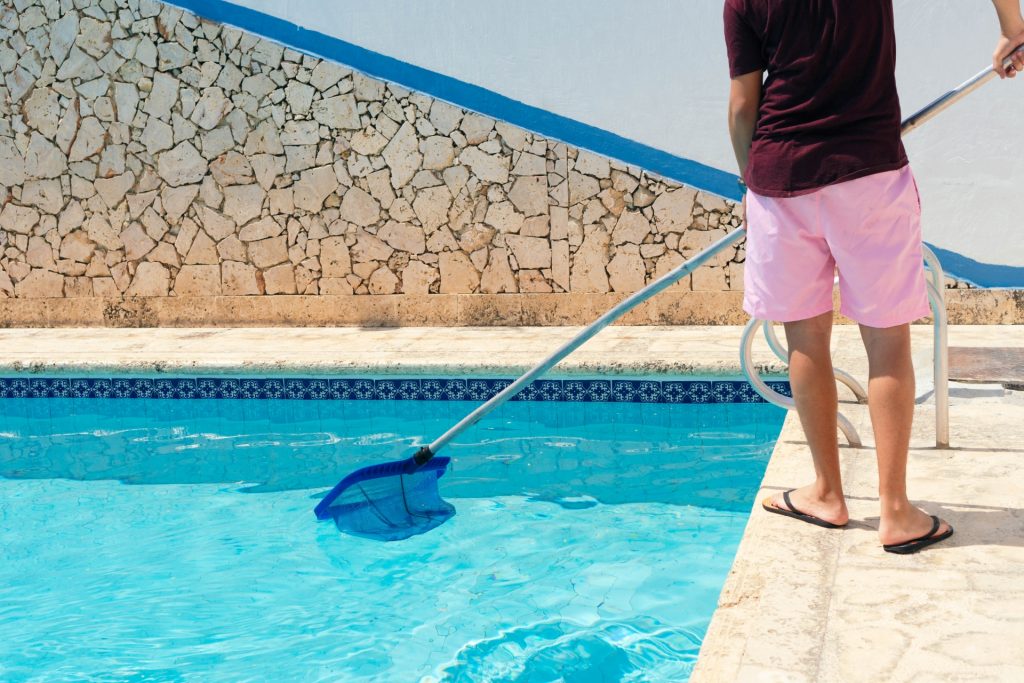 homem limpando a piscina para valorizar o imóvel para alugar