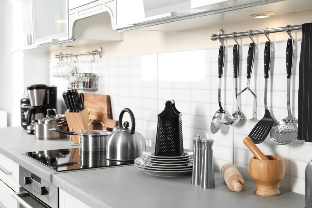 cozinha com eletros e utensílios disponíveis para hóspedes