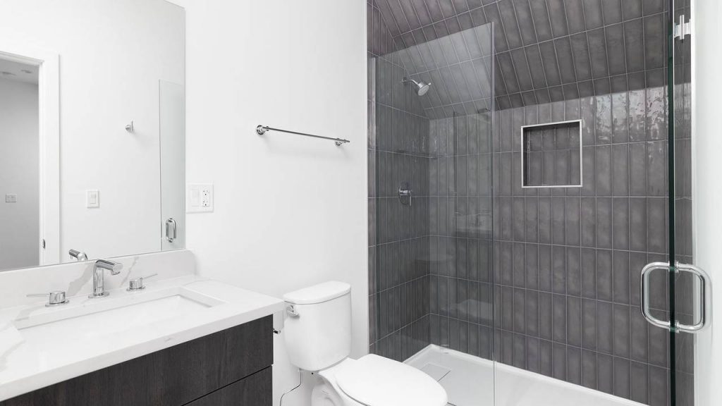 Imagem de um banheiro amplo com a Ducha Florença Cromado 1/2" da marca Addra