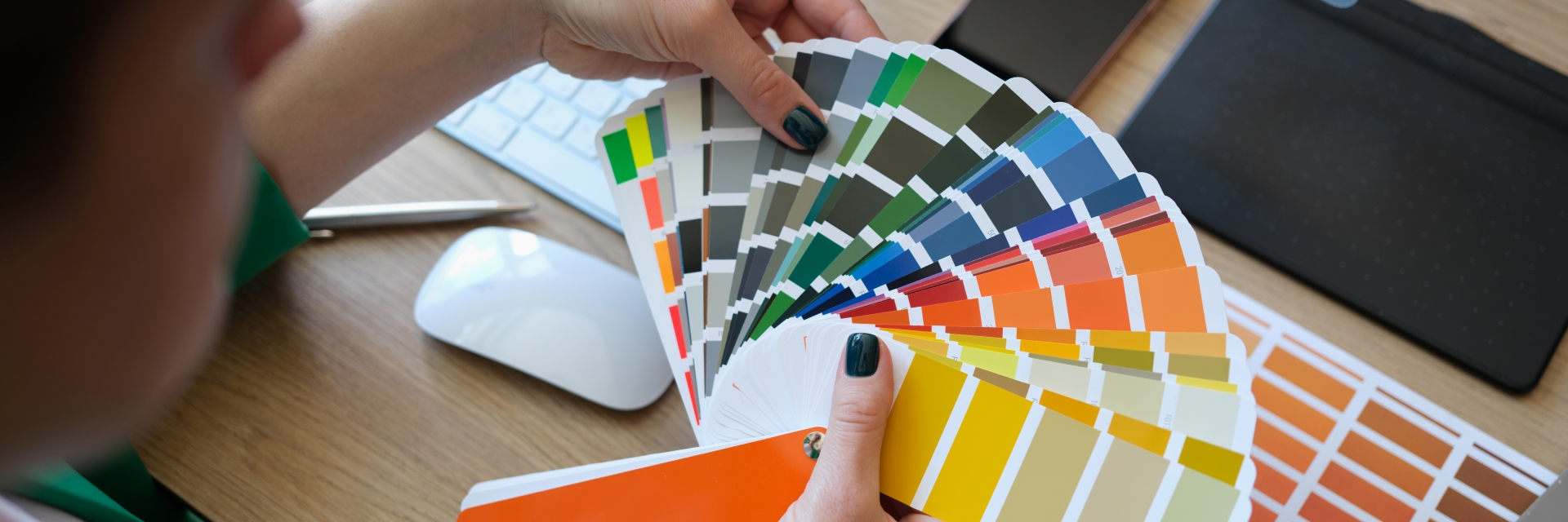 mulher olhando uma cartela de cores que ajuda a escolher a tinta ideal