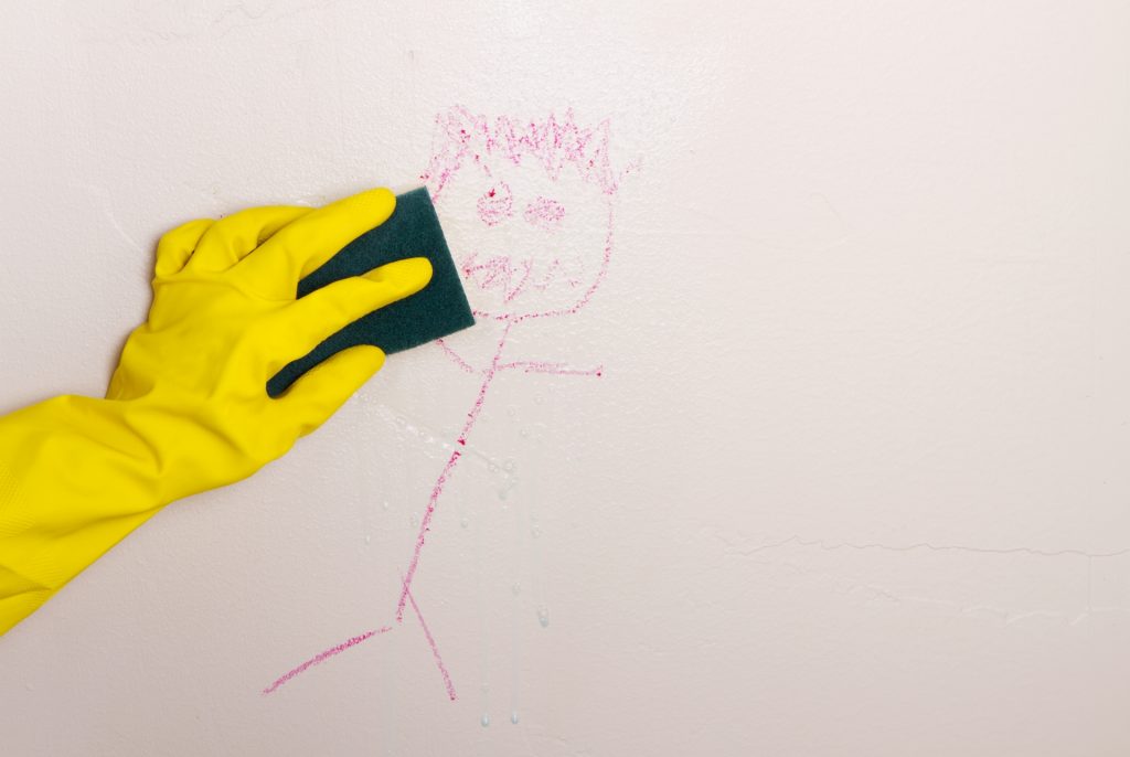 limpando a parede com esponja para preparação de superfície para pintura