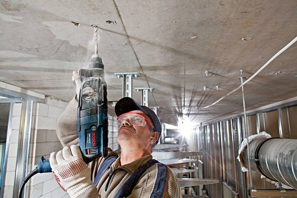 Imagem de um profissional instalando o gesso no teto de uma reforma