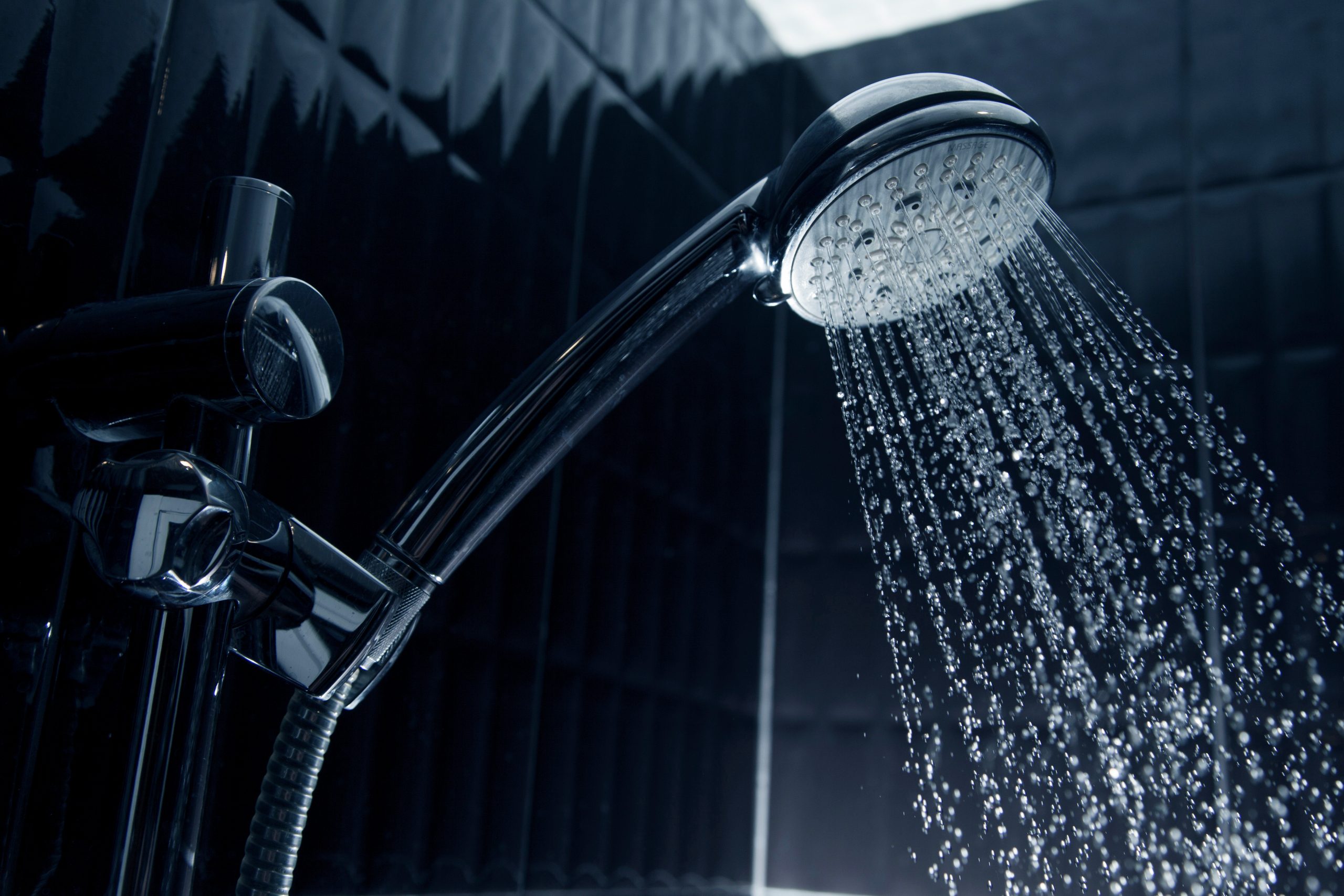 Imagem de uma ducha cromada