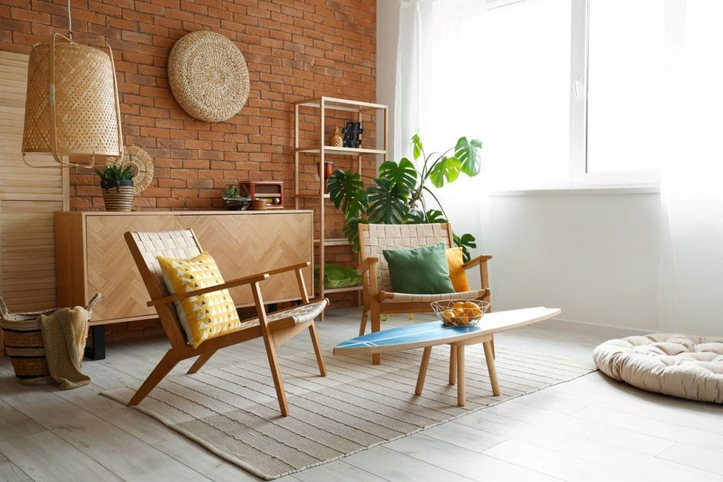 Imagem de uma sala de estar com tapete, cadeiras e mesa de centro