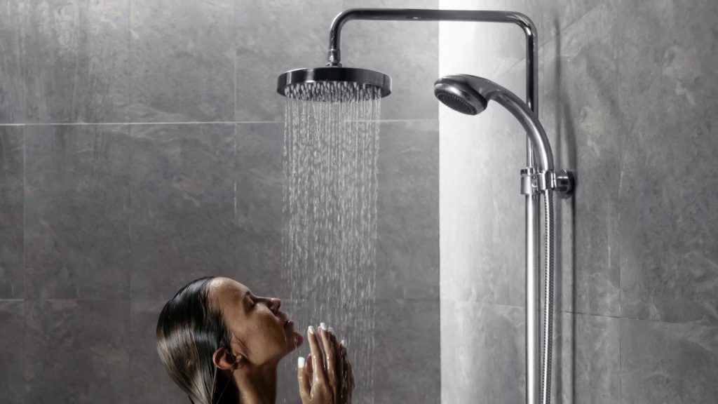 mulher tomando banho com uma ducha