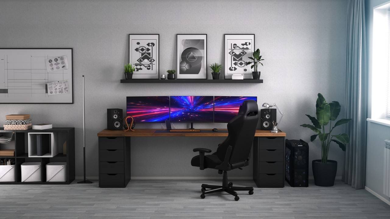Quarto gamer com escrivaninha, dois monitores e uma cadeira gamer