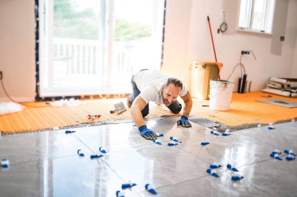 Azulejista instalando porcelanato polido em uma casa