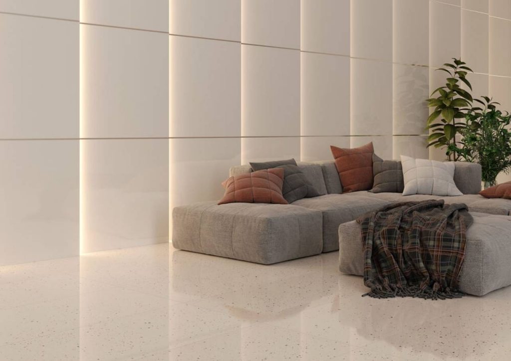 Sala de estar com sofá cinza e porcelanato polido com estampa de mármore 