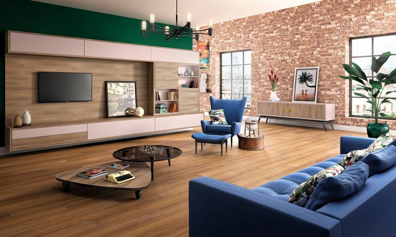Sala de estar com parede decorada com tijolos e painéis