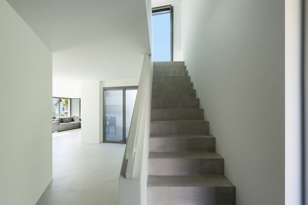 Escada reta feita de concreto é um dos tipos de escadas