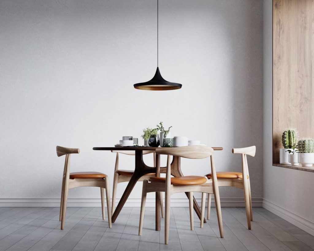 Mesa de jantar quadrada com cadeiras modernas e um lustre suspenso iluminando toda a mesa