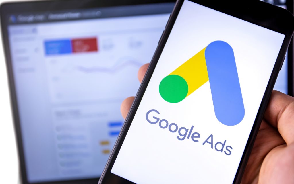 display de um smartphone mostrando a tela inicial do google ads