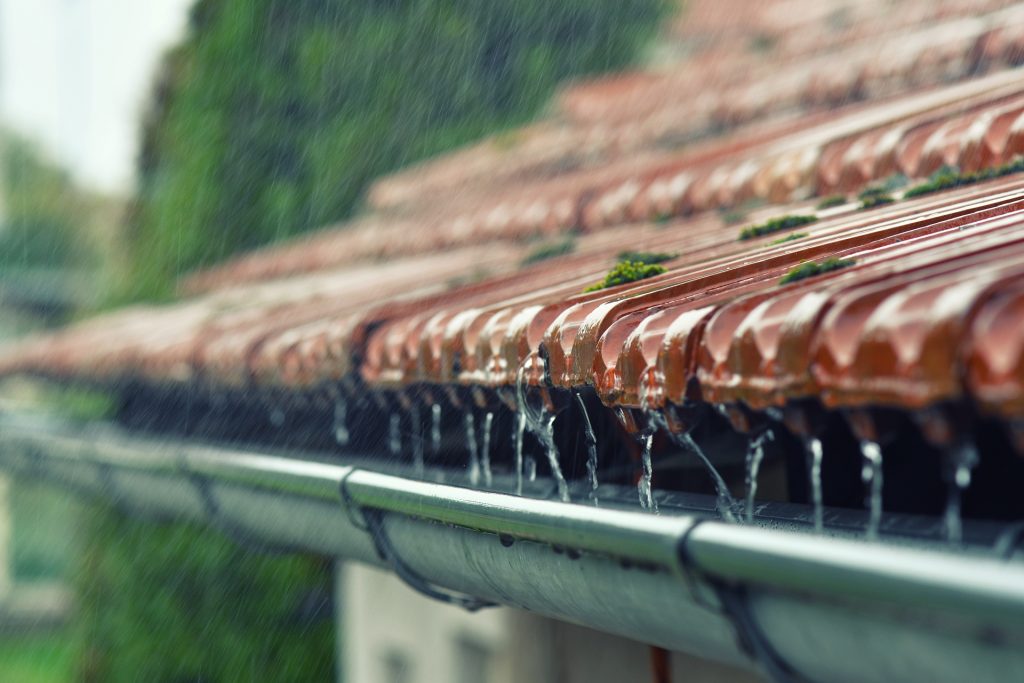 chuva forte caindo no telhado exigindo futuros reparos em casa