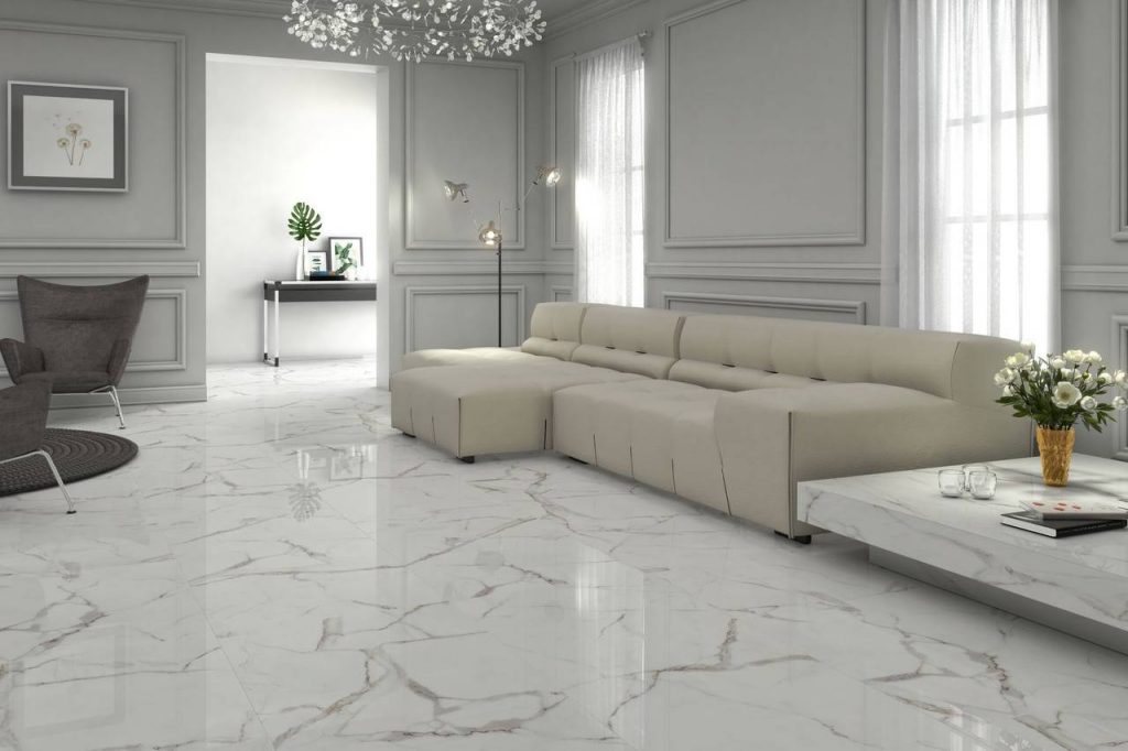 piso porcelanato aplicado em ambiente interno, sala com paredes brancas, sofá branco. Como tirar risco de porcelanato