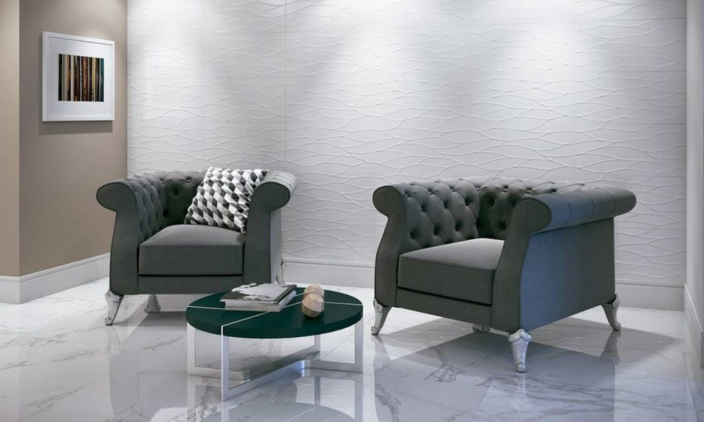 Aplicação de revestimentos para paredes internas em ambiente interno, dois sofás no tom cinza escuro, mesa de centro no tom verde escuro, quadro branco fixo na parede.