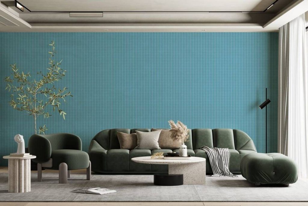 Revestimento de parede em pastilha para sala, sofás no tom verde com almofadas, mesa de centro e vaso de planta