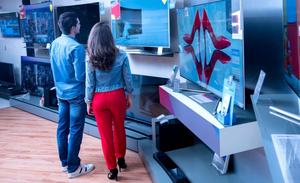 Casal pesquisando smart tv no dia do consumidor