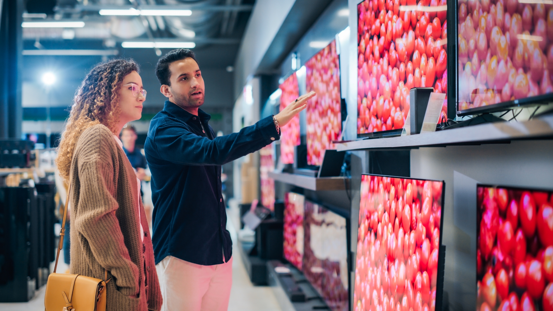 Casal olhando smart tv numa loja no dia do consumidor