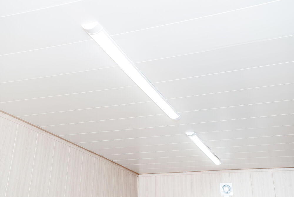 Forro PVC da marca pró forma, na cor branco, com duas luminárias tubular em LED